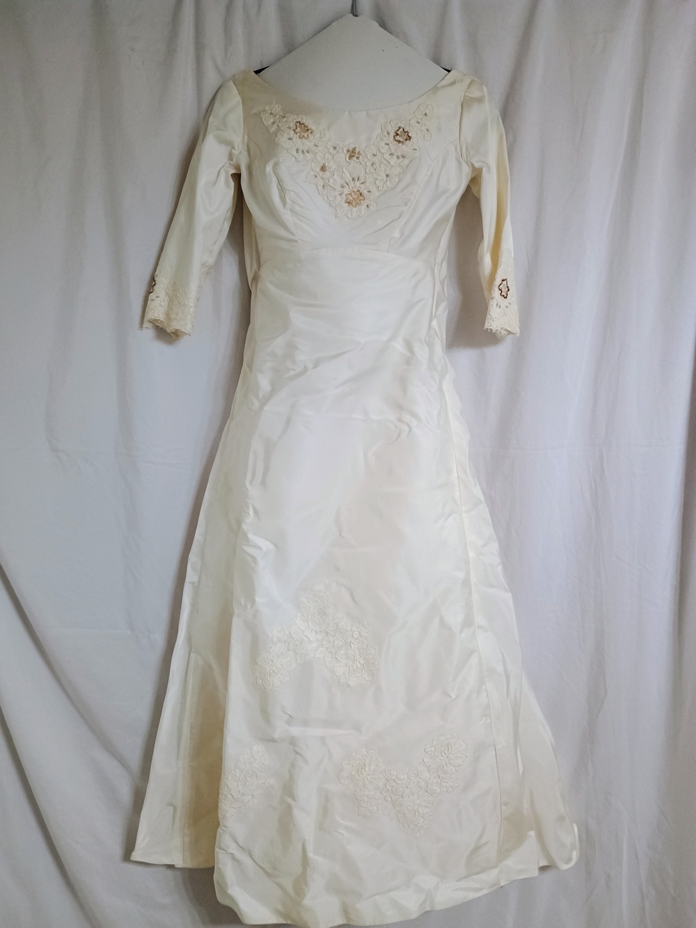 Ivory Lace-Accent Vintage Wedding Dress With Veil And Removable Train